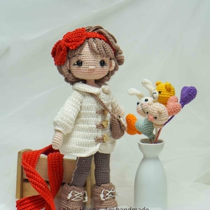 以下が含まれることがあります： 黒い持ち手と「But First, Coffee」のテキストが黒い太字でプリントされた白いセラミックマグ。マグカップはぼやけた背景に置かれており、居心地の良い環境を示唆しています。