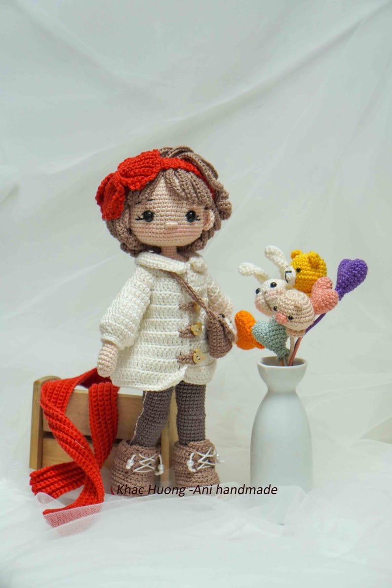 以下が含まれることがあります： 黒い持ち手と「But First, Coffee」のテキストが黒い太字でプリントされた白いセラミックマグ。マグカップはぼやけた背景に置かれており、居心地の良い環境を示唆しています。