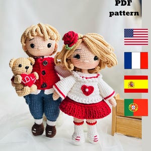 Peut inclure: Patron de crochet pour un couple de poupées, un garçon et une fille. La poupée garçon porte un pull rouge, un jean bleu et tient un ours en peluche brun. La poupée fille porte un pull blanc avec un cœur rouge, une jupe rouge et des bottes blanches. Le patron est disponible en format PDF et comprend des instructions en anglais, français, espagnol et portugais.