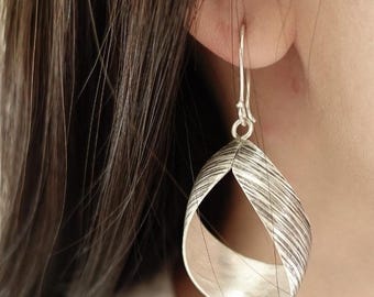 Orecchini in foglia d'argento - Gioielli artigianali, argento thailandese, gioielli vintage della tribù Karen delle colline thailandesi, splendidi orecchini in argento della tribù delle colline,