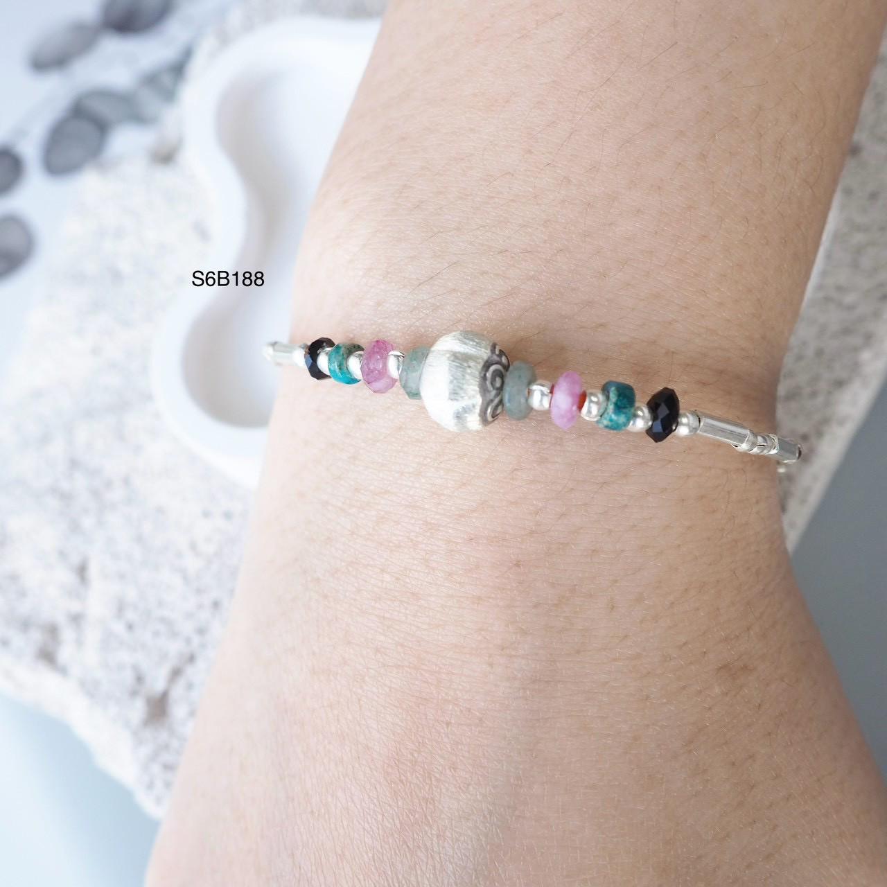 ハンドメイドのカレン族シルバーと宝石ブレスレット、タイシルバー