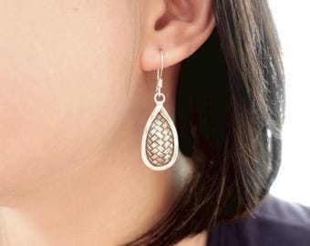 Orecchini a goccia in argento intrecciato realizzati artigianalmente dalla tribù Karen delle colline thailandesi.