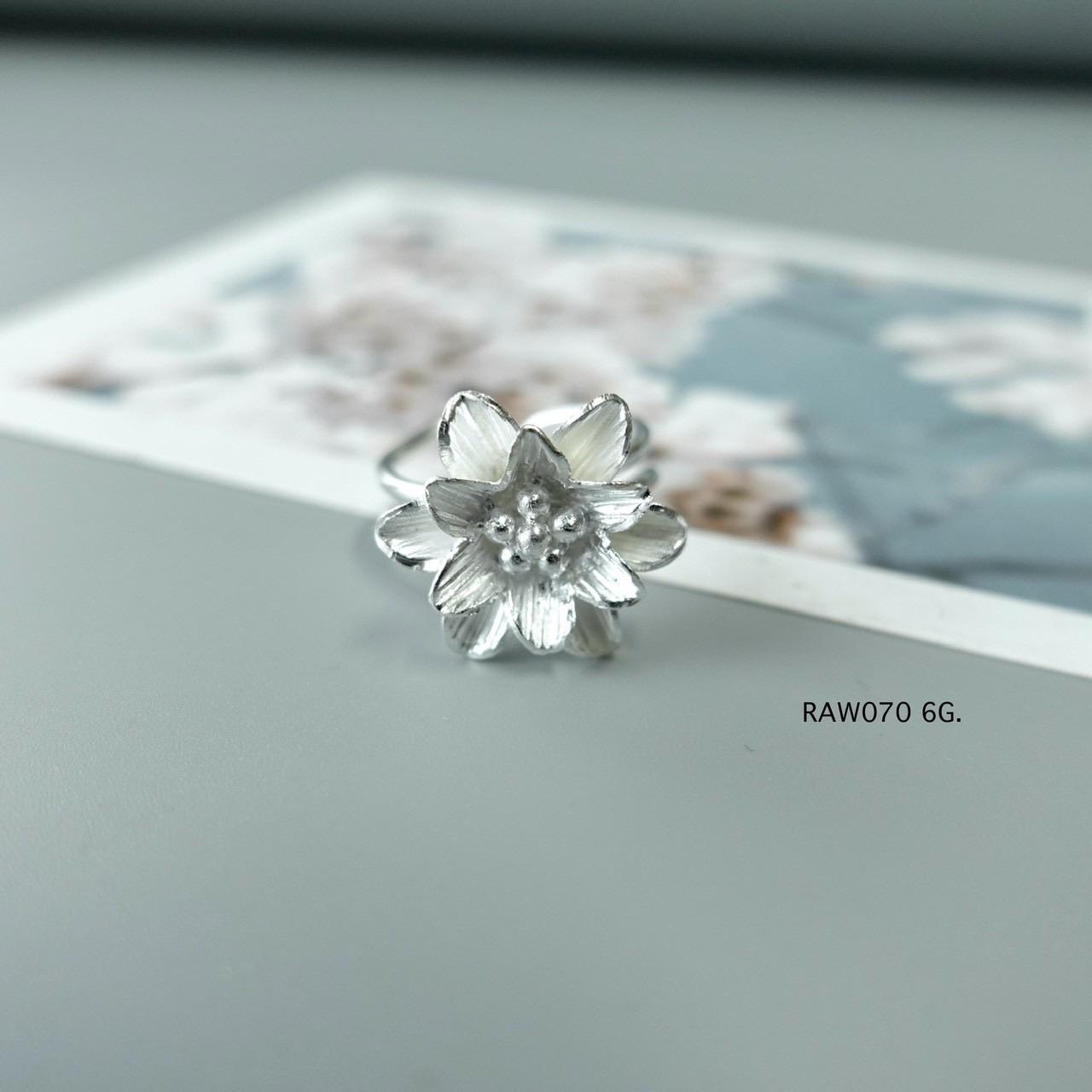 手作りのタイ・カレン山岳民族シルバー蓮の花リング、花柄シルバー 