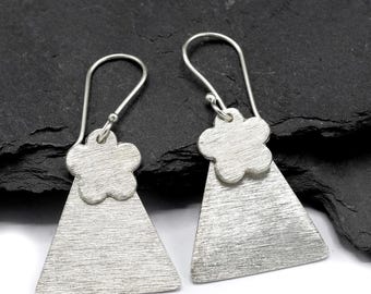 Orecchini pendenti geometrici floreali in argento fatti a mano della tribù Karen delle colline thailandesi