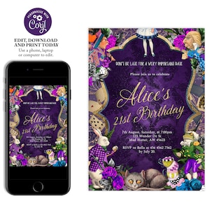 Könnte beinhalten: Eine violette und goldene Einladung zu einer 21. Geburtstagsfeier im Alice-im-Wunderland-Stil mit einem weißen Kaninchen, einer Grinsekatze und einem Hutmacher. Der Einladungstext lautet: "Seien Sie nicht zu spät für ein sehr wichtiges Date. Bitte schließen Sie sich uns an, um Alice' 21. Geburtstag zu feiern. 7. August, Samstag, um 19:00 Uhr, 123 Wonder Oz St, Mad Hatter, AW 45623. RSVP an Bella unter 456 4562 7562 bis zum 20. Juli."