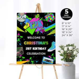 Peut inclure: Panneau d'anniversaire noir sur le thème de l'an 2000 sur un chevalet. Le panneau présente des accents vert fluo, rose et jaune avec un CD, un cube de Rubik et un graphique de cassette. Le texte indique "Bienvenue à la célébration du 21e anniversaire de Christina".