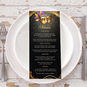 Puede incluir: Una tarjeta de menú negra y dorada con un diseño de máscara de carnaval. El menú presenta aperitivos, platos principales, postres y bebidas. El texto del menú incluye: Torta caprese, Costillas de cerdo crujientes, Pechuga de pollo frita, Barramundi crujiente, Fresas especiadas, Panna cotta de chocolate blanco, Una selección de refrescos, zumos frescos, té helado, cerveza de jengibre y agua con gas. También hay té y café disponibles.