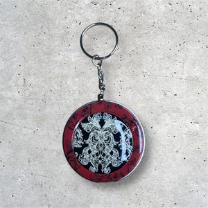 Boîte à bijoux miniature en émail sur le porte-clés.