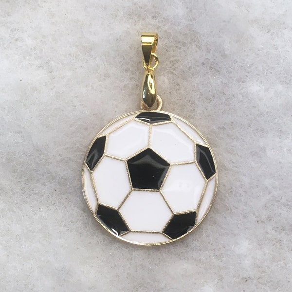 Ballon de football - pendentif vintage en émail sur tourniquet plaqué or 18 carats.