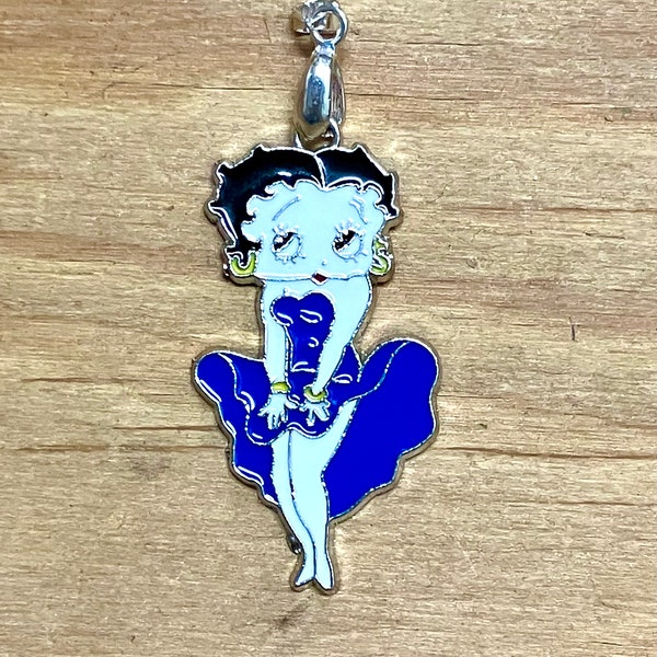 Betty Boop Monroe - breloque vintage en émail / pendentif sur roulette.