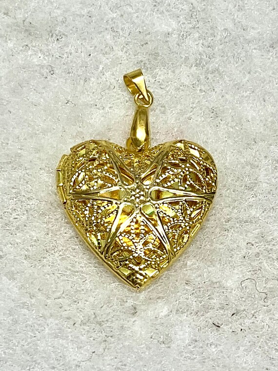 Antique style filigree heart - vintage 18K gold p… - image 1