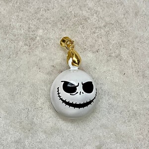 Halloween Jack: dije / colgante / campana de esmalte vintage en una pulsera giratoria bañada en oro de 18 quilates.