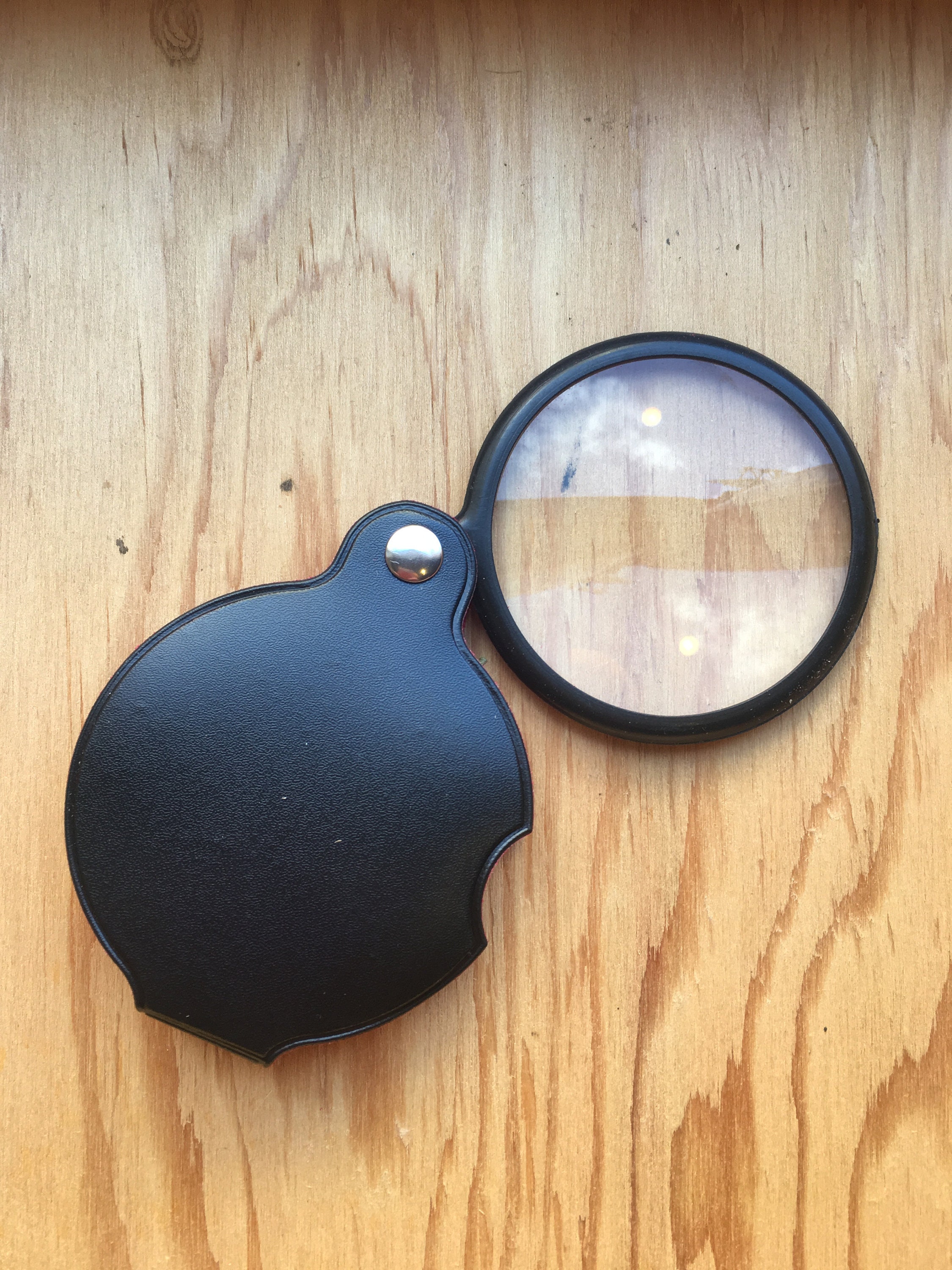 Vintage Pocket Magnifying Glass in Case. 