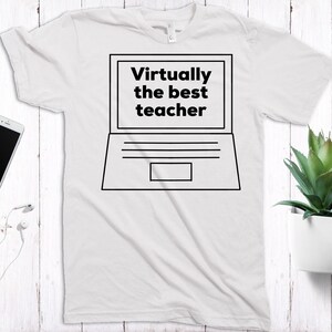 Peut inclure: T-shirt blanc avec un contour noir d'un ordinateur portable et le texte "Virtually the best teacher" à l'écran.