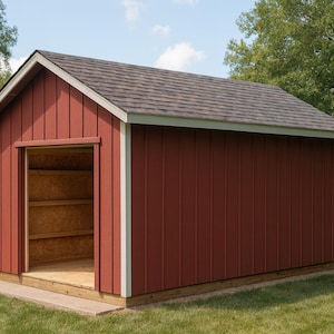 Könnte beinhalten: Ein rotes Gartenhaus mit einem braunen Schindeldach und weißen Zierleisten. Das Gartenhaus hat eine offene Tür, die Holzregale im Inneren freilegt. Es steht auf einem Betonfundament und ist von grünem Gras und Bäumen umgeben.