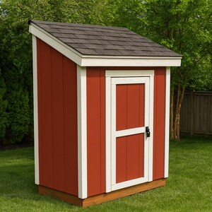 Może przedstawiać: Mała, czerwona szopa na narzędzia z brązowym dachem z gontu i białymi listwami. Szopa ma pojedyncze drzwi z czarną klamką i stoi na drewnianej podstawie. Otoczona jest zieloną trawą i drzewami.