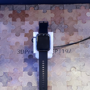 3D gedruckter WYZE 44mm Uhrenständer für Ladegerät. WYZE Uhr und Ladegerät nicht im Lieferumfang enthalten