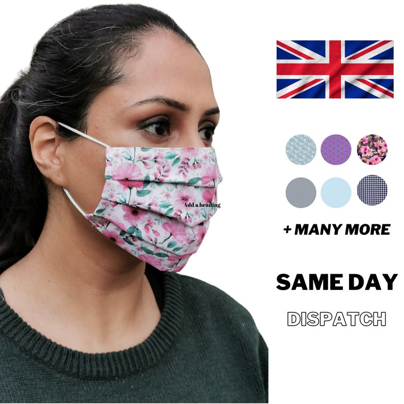 Op de afbeelding: Een vrouw draagt ​​een wit mondkapje met een roze bloemenprint. Het masker heeft een geplisseerd ontwerp en is gemaakt van stof. De tekst "Voeg een kop toe" is zichtbaar op het masker. De afbeelding bevat ook een Union Jack-vlag en een verscheidenheid aan andere gepatroneerde mondmaskers. De tekst "ZELFDE DAG VERZENDING" is ook zichtbaar.