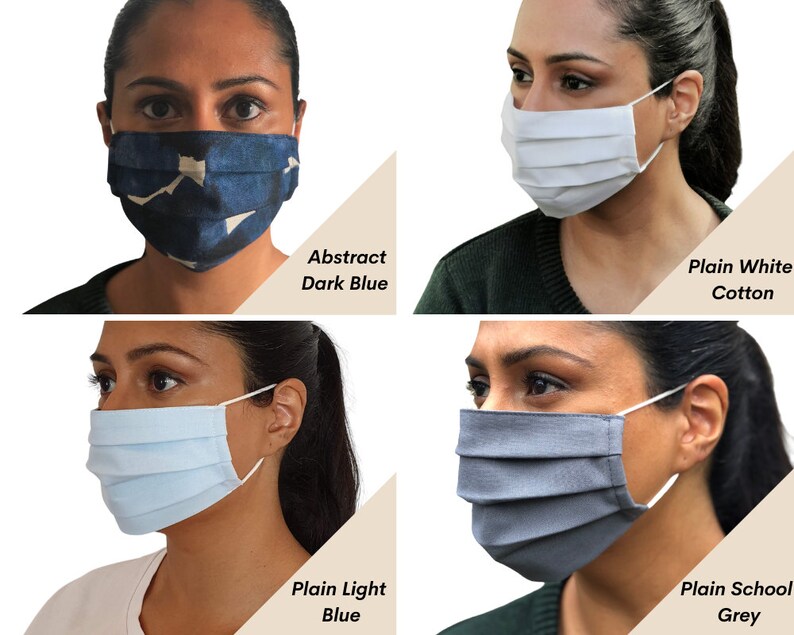 Op de afbeelding: Vier verschillende gezichtsmaskers, elk gedragen door een persoon. De maskers zijn: abstract donkerblauw, effen wit katoen, effen lichtblauw en effen schoolgrijs.