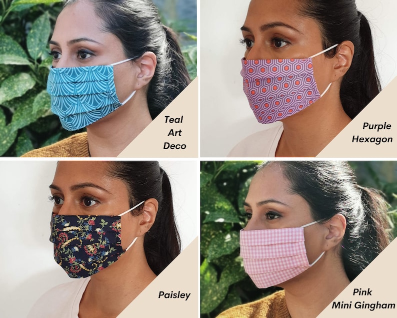 Op de afbeelding: Vier verschillende gezichtsmaskers met verschillende patronen. De maskers zijn geplooid en hebben een wit elastiek. De patronen zijn teal art deco, paarse hexagon, paisley en roze mini-gingham.