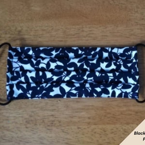 Op de afbeelding: Zwart-witte bloemen gezichtsmasker met elastische oorlussen.