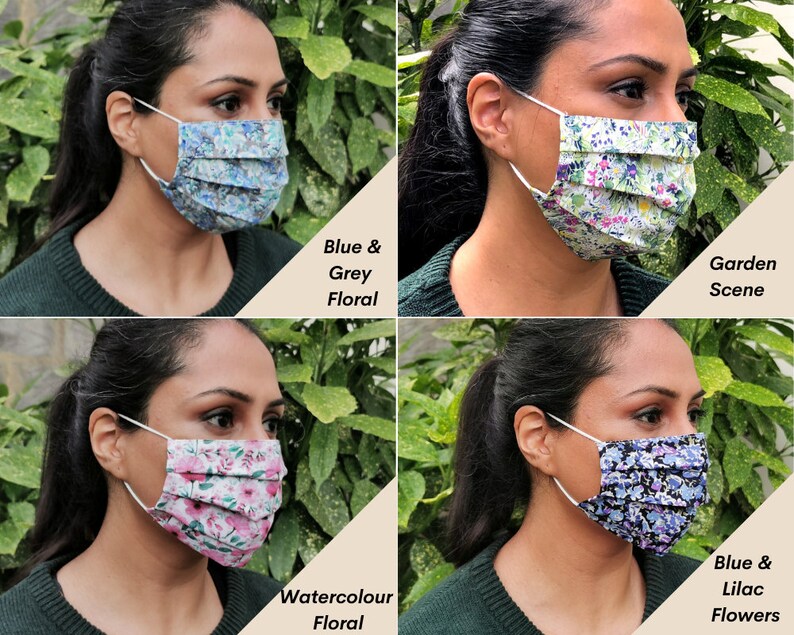 Op de afbeelding: Vier verschillende gepatroneerde gezichtsmaskers, elk gedragen door een persoon. De maskers zijn gemaakt van stof en hebben een geplisseerd ontwerp. De patronen zijn: blauw en grijs bloemen, tuinsc&egrave;ne, aquarel bloemen en blauwe en lila bloemen.
