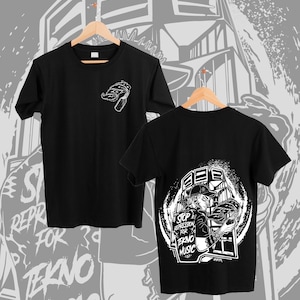 Puede incluir: Camiseta negra con un gráfico blanco de una persona sosteniendo un micrófono frente a un altavoz. El texto en el gráfico dice "Stop Repression for Techno Music".
