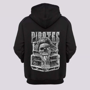 Könnte beinhalten: Schwarzer Kapuzenpullover mit einem weißen Grafikdruck eines Schädels, der einen Piratenhut trägt und eine Schatztruhe hält. Der Text "PIRATES" befindet sich über dem Schädel und der Text "VSEER" unter dem Schädel.