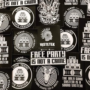 Könnte beinhalten: Eine Sammlung von schwarz-weißen Aufklebern mit verschiedenen Designs und Slogans rund um freie Partys und Techno-Musik. Die Aufkleber zeigen Sätze wie "Free Party is Not a Crime", "Love Techno Hate Fascism" und "The Only Good System is a Sound System".