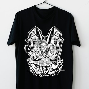 Könnte beinhalten: Schwarzes T-Shirt mit einem weißen Grafikdruck von vier Personen, die mit großen Lautsprechern und Graffiti im Hintergrund auflegen.