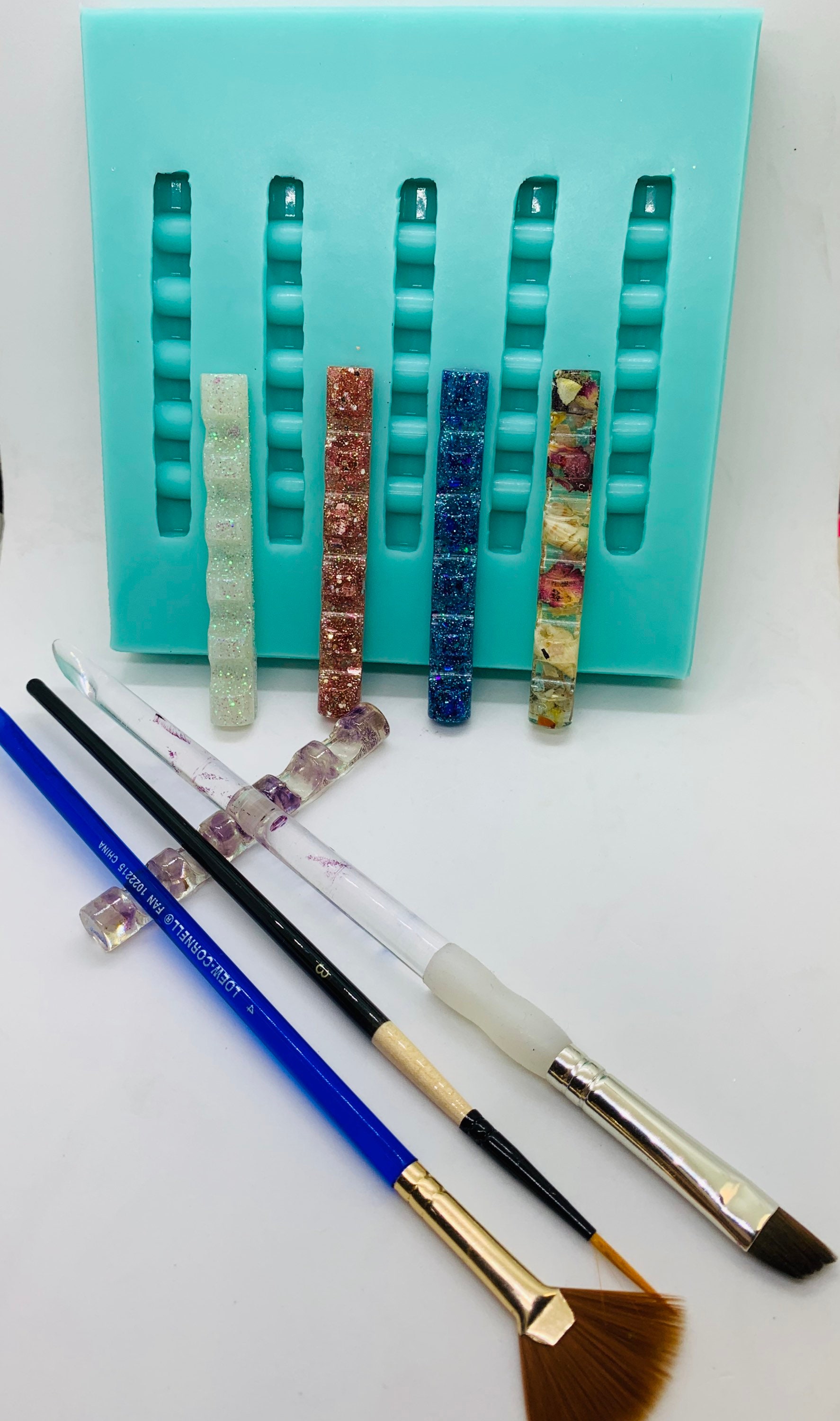 Bueautybox Acrylic Nail Brush Display Holder, Round/Heart Shaped 12 Holes Make-Up Brush Pen Stand Rack Display Organizer, Size: 8.6, Gold