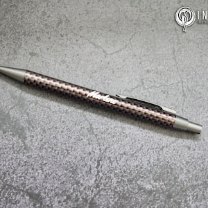 Metall Kugelschreiber in Carbon-Optik | Büro, Geschenk, Mitarbeiter, Kollege, Abschied, Feier, Arbeitskollegin, Chef, Chefin