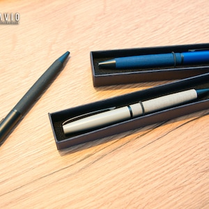 Eleganter Metall-Drehkugelschreiber mit PU-Ledergriff - Individuell Graviert in Schwarzer Geschenkbox