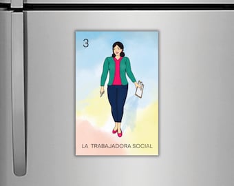 Op de afbeelding: Een kleurrijke geïllustreerde kaart met het nummer 3 en de tekst "LA TRABAJADORA SOCIAL". De kaart toont een cartoonafbeelding van een vrouw die een turquoise jas, een roze shirt, een blauwe spijkerbroek en roze schoenen draagt. Ze houdt een klembord en een pen vast.