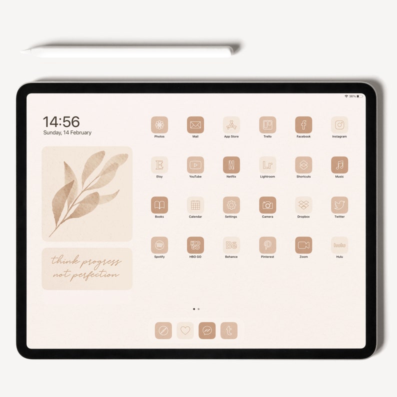 Op de afbeelding: Een digitaal tabletscherm met een beige achtergrond en een raster van app-pictogrammen. De pictogrammen zijn wit omrand en hebben een minimalistisch ontwerp. De tekst "think progress not perfection" wordt op het scherm weergegeven.