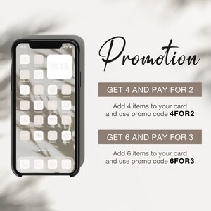 Pu&ograve; includere: Un mockup di smartphone con sfondo bianco e una sovrapposizione marrone chiaro. Lo schermo del telefono mostra una griglia di icone di app con sfondo bianco e contorni neri. Il testo "Promotion" &egrave; visualizzato in un carattere corsivo marrone. Il testo "GET 4 AND PAY FOR 2" e "GET 6 AND PAY FOR 3" &egrave; visualizzato in una casella rettangolare marrone. Il testo "Add 4 items to your card and use promo code 4FOR2" e "Add 6 items to your card and use promo code 6FOR3" &egrave; visualizzato in testo marrone.