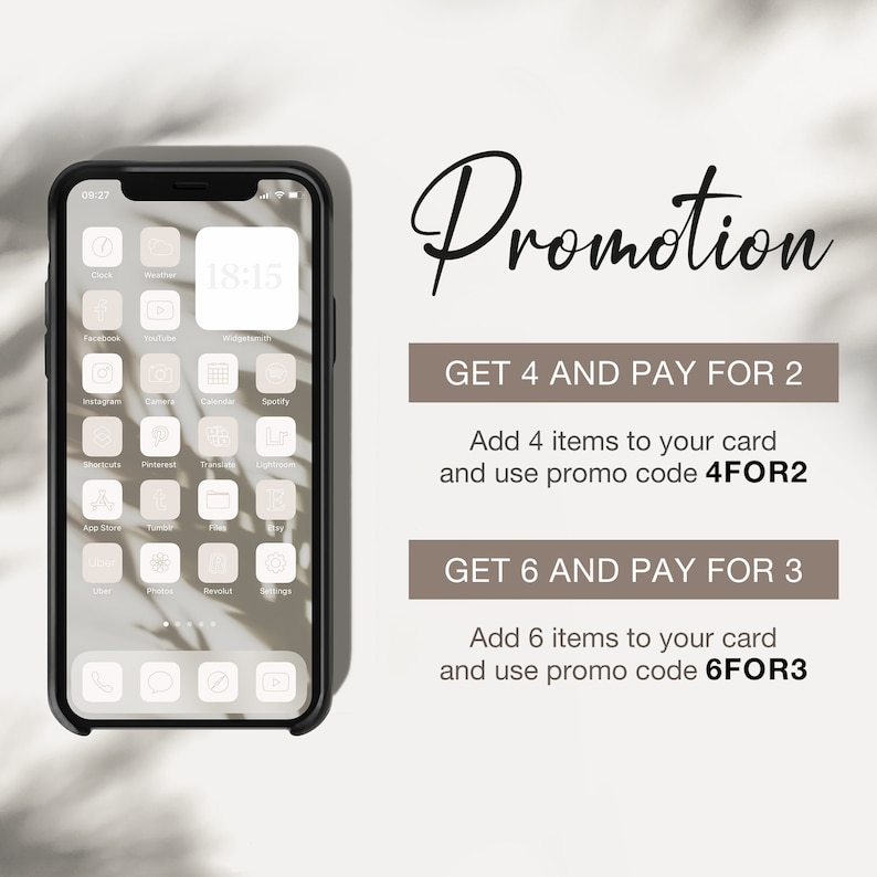 Pu&ograve; includere: Un mockup di smartphone con sfondo bianco e una sovrapposizione marrone chiaro. Lo schermo del telefono mostra una griglia di icone di app con sfondo bianco e contorni neri. Il testo "Promotion" &egrave; visualizzato in un carattere corsivo marrone. Il testo "GET 4 AND PAY FOR 2" e "GET 6 AND PAY FOR 3" &egrave; visualizzato in una casella rettangolare marrone. Il testo "Add 4 items to your card and use promo code 4FOR2" e "Add 6 items to your card and use promo code 6FOR3" &egrave; visualizzato in testo marrone.
