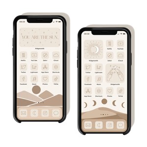 Pu&ograve; includere: Uno screenshot di un iPhone con un design personalizzato della schermata iniziale. Lo sfondo &egrave; di colore beige con un paesaggio desertico e una luna crescente. Le icone sono disposte in una griglia e includono app come Netflix, YouTube, Twitter, Facebook, Musica, Foto, TikTok e altro ancora. Il testo "YOU ARE THE SUN." &egrave; visualizzato nella parte superiore dello schermo.