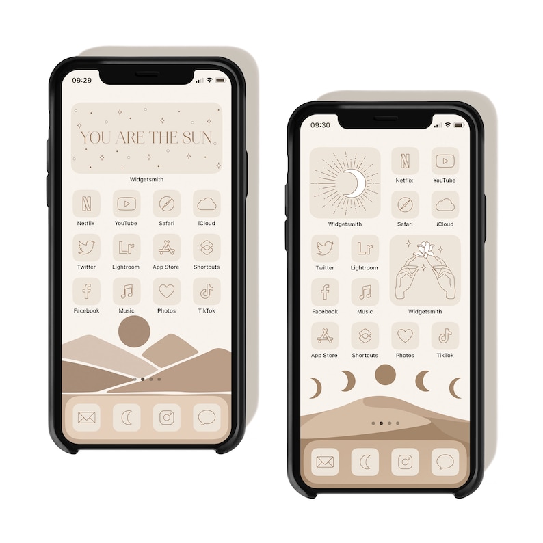 Pu&ograve; includere: Uno screenshot di un iPhone con un design personalizzato della schermata iniziale. Lo sfondo &egrave; di colore beige con un paesaggio desertico e una luna crescente. Le icone sono disposte in una griglia e includono app come Netflix, YouTube, Twitter, Facebook, Musica, Foto, TikTok e altro ancora. Il testo "YOU ARE THE SUN." &egrave; visualizzato nella parte superiore dello schermo.