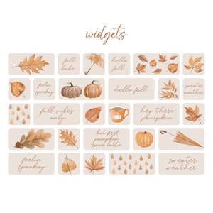 Pu&ograve; includere: Un set di 18 adesivi digitali con temi autunnali. Gli adesivi includono illustrazioni di zucche, foglie, pioggia, ombrelli e testo come "fall babe", "hello fall", "sweater weather" e "hey there pumpkin".