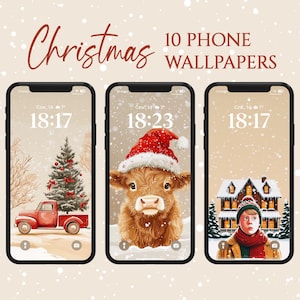 Può includere: Tre mockup di schermate di telefono con diversi sfondi a tema natalizio. Il primo mostra un camioncino rosso con un albero di Natale nel cassone, che guida attraverso un paesaggio innevato. Il secondo mostra una mucca delle Highlands con un cappello da Babbo Natale. Il terzo mostra una casa con la neve sul tetto e un ragazzo in piedi di fronte ad essa.