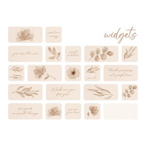 Op de afbeelding: Een set van 12 printbare digitale stickers met aquarel illustraties van bladeren en bloemen met motiverende citaten. De citaten zijn: "jij bent de zon", "positieve energie", "simpel is beter", "werk aan jezelf voor jezelf", "zie het goede in kleine dingen", "jij bent je thuis", "glimlach", "denk aan vooruitgang, niet aan perfectie".