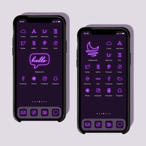 Puede incluir: Dos capturas de pantalla de la pantalla de inicio de un iPhone con un fondo oscuro e iconos de ne&oacute;n p&uacute;rpura. La primera captura de pantalla muestra los iconos de iCloud, App Store, Lightroom, Etsy, Twitter, Netflix, Pinterest, Reloj, Facebook, Fotos, Instagram, Snapchat, Correo, Br&uacute;jula, C&aacute;mara y Mensajes. La segunda captura de pantalla muestra los iconos de Widgetsmith, iCloud, App Store, Lightroom, Etsy, Twitter, Netflix, Pinterest, Reloj, Accesos directos, Uber, Facebook, Clima, Fotos, Instagram, Calculadora y Snapchat. Ambas capturas de pantalla muestran el texto "hello" en un globo de di&aacute;logo de ne&oacute;n p&uacute;rpura.