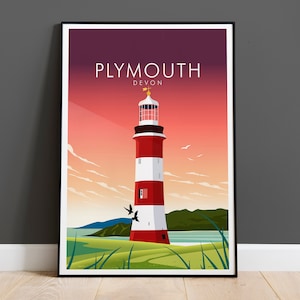 Puede incluir: Un faro rojo y blanco a rayas con un área de hierba verde en primer plano. El cielo es un degradado de rosa, naranja y morado. El texto "PLYMOUTH DEVON" está en la parte superior de la imagen.