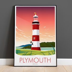 Puede incluir: Un faro rojo y blanco a rayas con una parte superior dorada contra un cielo de puesta de sol rosa y naranja. El texto "PLYMOUTH DEVON" está en la parte inferior de la imagen.