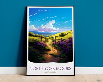 Może przedstawiać: Sceniczny plakat przedstawiający piaszczystą ścieżkę prowadzącą przez trawiaste pole z drewnianym płotem po obu stronach. Ścieżka prowadzi do odległej doliny z falistymi wzgórzami i błękitnym niebem z puszystymi białymi chmurami. Plakat zawiera tekst "NORTH YORK MOORS NATIONAL PARK" na dole.