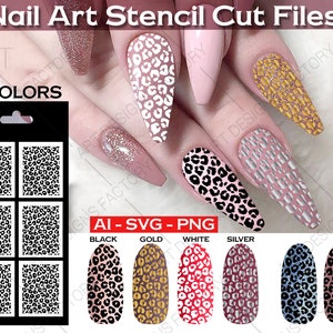 Puede incluir: Archivos de corte de plantilla de arte de uñas en negro, dorado, blanco y plateado con un diseño de estampado de leopardo. Las plantillas se muestran sobre un fondo blanco con un modelo de mano que lleva el diseño en sus uñas.