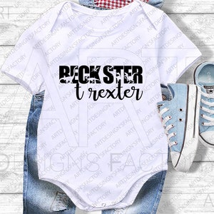 以下が含まれることがあります： 黒い文字で「Black Ster trexter」と書かれた白いベビーロンパース。ロンパースは、青いジーンズと青いコンバースの靴を履いた赤ちゃんが着用しています。