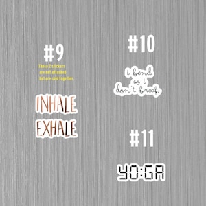 Peut inclure: Un ensemble de trois autocollants avec des citations motivantes. Le premier autocollant dit "Inhale Exhale" en texte noir sur fond blanc. Le deuxi&egrave;me autocollant dit "Je plie pour ne pas casser" en texte noir sur fond blanc. Le troisi&egrave;me autocollant dit "Yoga" en texte noir sur fond blanc.
