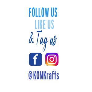 Peut inclure: Suivez-nous, aimez-nous et identifiez-nous sur les r&eacute;seaux sociaux. Texte bleu sur fond blanc avec le texte "Follow us, like us, & Tag us" et les logos Facebook et Instagram avec le texte "@KOMKrafts".
